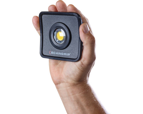 Scangrip Logo. Hand mit Scangrip Lampe