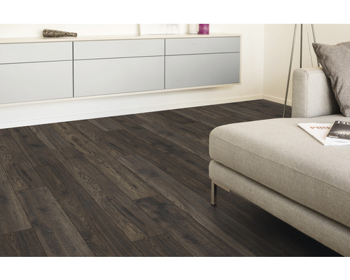 Wohnzimmer mit dunklem Laminatboden und modernen Möbeln