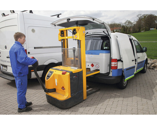 Bediener entlädt mit einem Gabelhubwagen einen Gefahrstoffbehälter aus einem Lieferwagen.