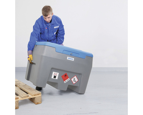 Mann trägt mobile Tankstelle mit Gefahrensymbolen