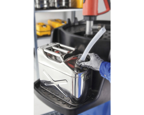 Eine Hand befüllt einen Metallkanister mit einem Schlauch.