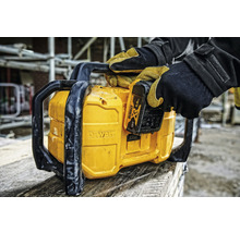 Akku-betriebene Kettensäge von Dewalt mit Handschuhen.