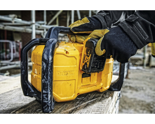 Akku-betriebene Kettensäge von Dewalt mit Handschuhen.