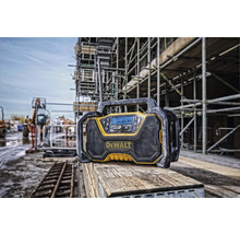 DeWalt Baustellenradio mit Antenne auf einer Baustelle