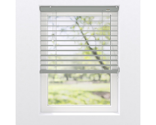 Fenster mit horizontalen Jalousien zur Lichtregulierung