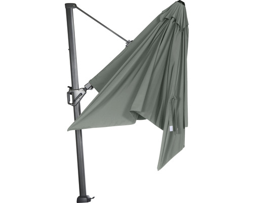 Geschlossener Ampelschirm mit Mast