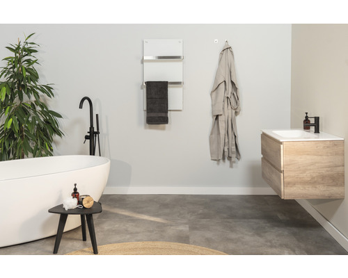 Modernes Badezimmer mit freistehender Badewanne, Waschtischunterschrank und Handtuchwärmer