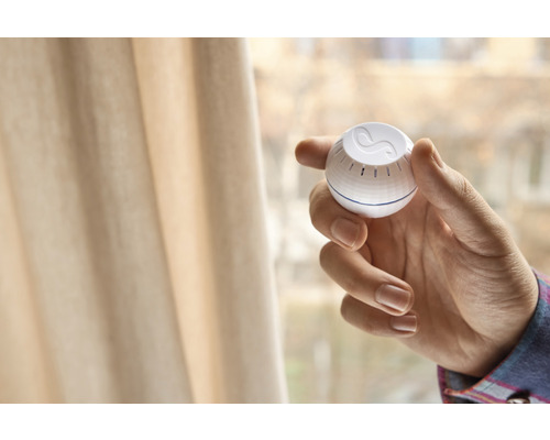 Hand hält Smart Home Thermostat