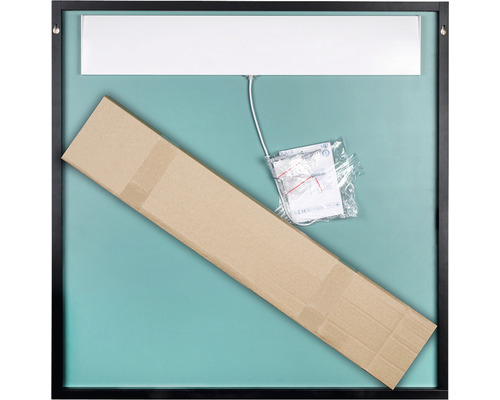 Verpackte Spiegelleuchte mit Zubehör