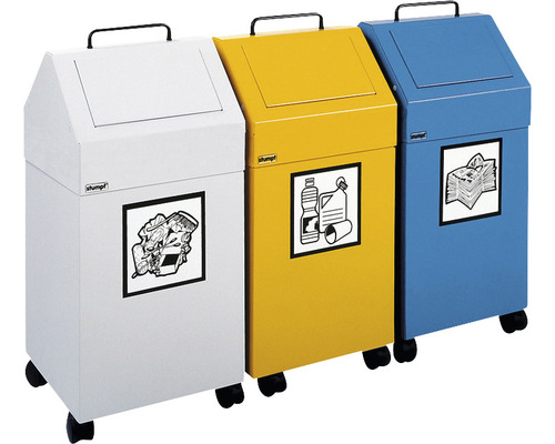 Drei Wertstoffbehälter für Papier, Wertstoffe und Restmüll