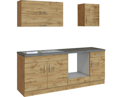 Küchenzeile mit Spüle, Hängeschränken und Unterschränken