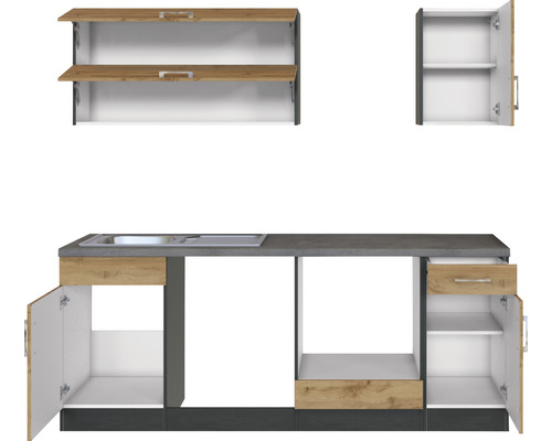 Küchenzeile mit Hängeschränken, Spüle und Unterschränken