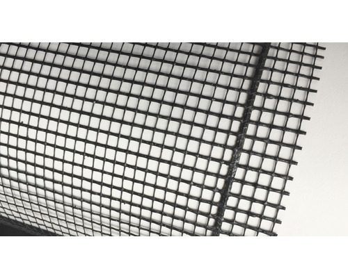 Nahaufnahme eines schwarzen Geogitters zur Bodenstabilisierung