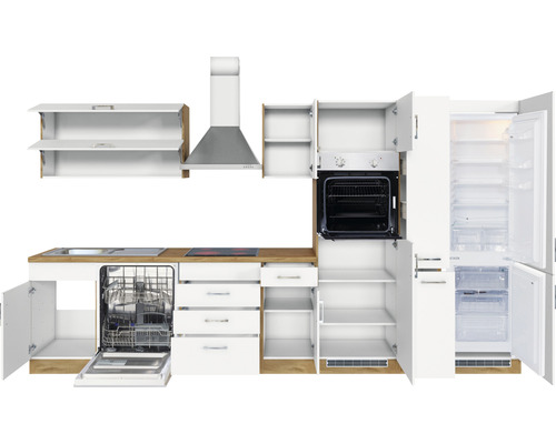 Komplette Küche mit Spülmaschine, Kühlschrank, Dunstabzugshaube, Backofen, Spüle und Kochfeld.