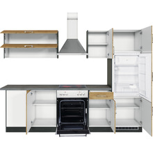 Küchenzeile mit Hängeschränken, Dunstabzugshaube, Herd, Backofen und Kühlschrank