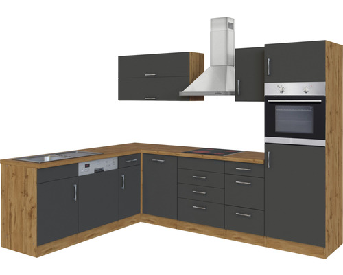 Komplette Eckküche mit Spüle, Geschirrspüler, Dunstabzugshaube und Ofen.