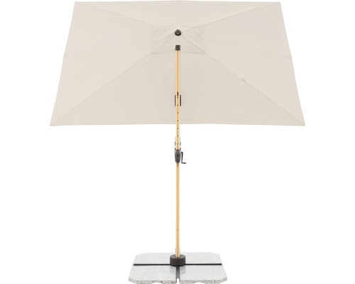 Rechteckiger Gartenschirm mit Holzstiel und Schirmständer.