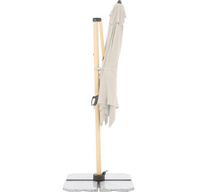 Geschlossener Gartenschirm mit Holzständer und Granitfuß