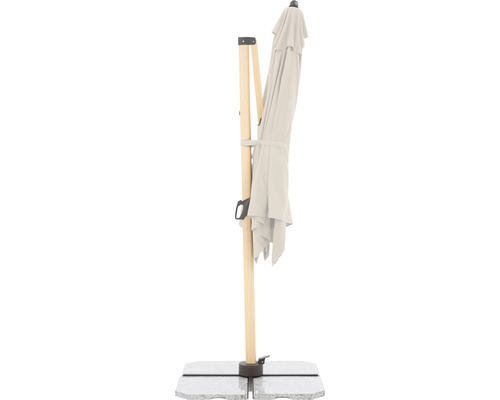 Geschlossener Gartenschirm mit Holzständer und Granitfuß