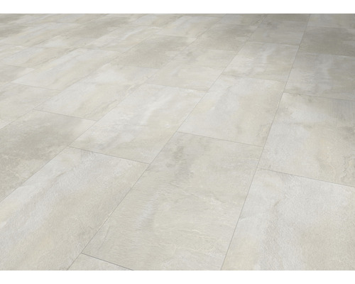 Verlegter Boden mit Fliesen in Steinoptik.