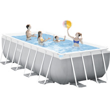 Rechteckiger Pool mit Stahlrahmen und spielenden Personen im Wasser