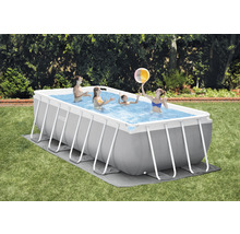 Rechteckiger Pool mit Familie im Garten