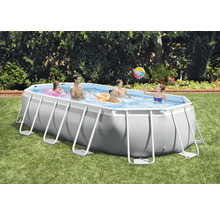 Rechteckiger Intex Pool mit Familie im Garten