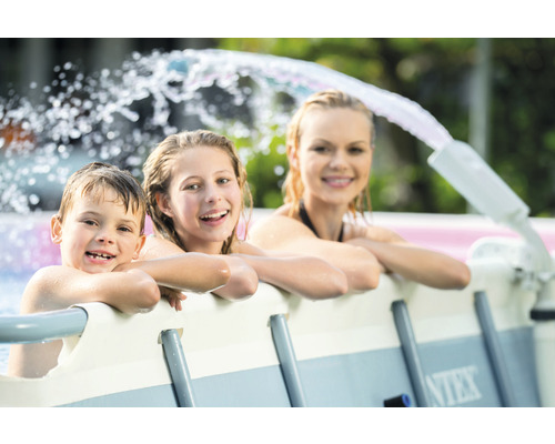 Familie im Frame Pool mit Wasserfontäne für Badespaß im Garten