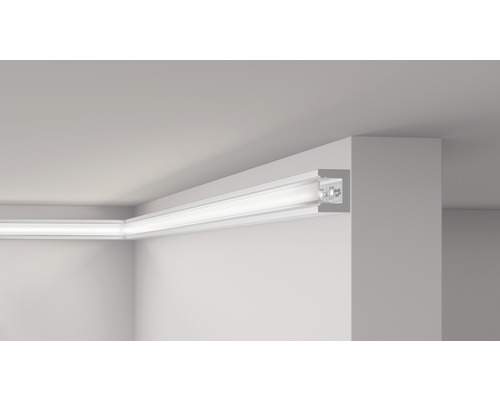 Beleuchtete Zierleiste an Wand und Decke