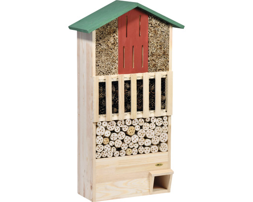 Insektenhotel aus Holz mit verschiedenen Füllmaterialien für unterschiedliche Insektenarten