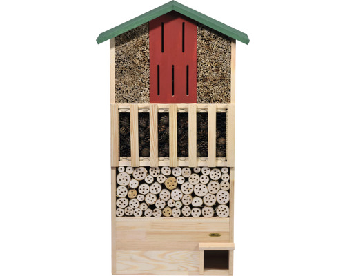 Insektenhotel aus Holz mit verschiedenen Füllmaterialien für unterschiedliche Insektenarten