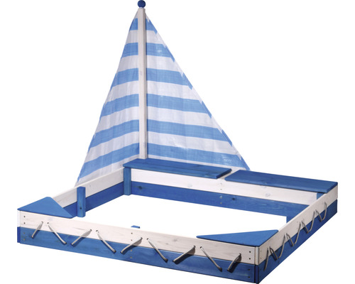 Sandkasten in Form eines Segelboots mit blau-weiß gestreiftem Segel