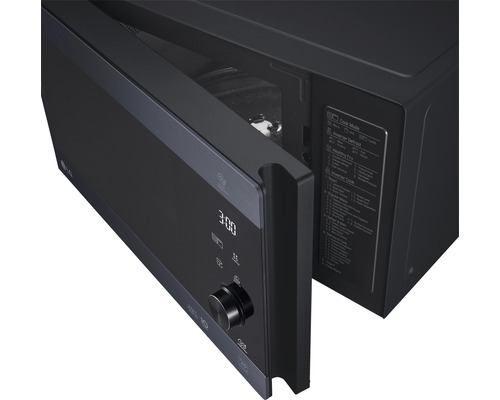 Geöffnete Mikrowelle mit verschiedenen Kochprogrammen