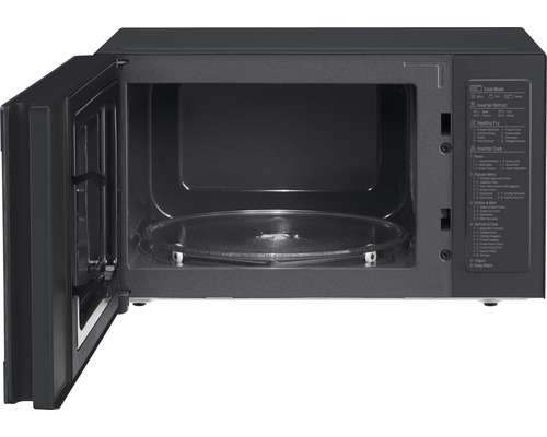 Geöffnete Mikrowelle mit Drehteller