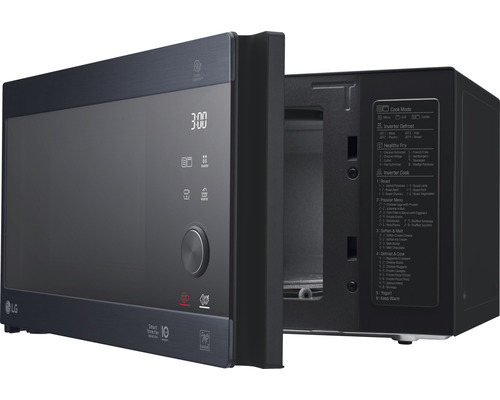 Geöffnete Mikrowelle mit verschiedenen Kochprogrammen