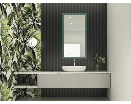 Modernes Badezimmer mit Spiegel, Waschtisch und Pflanzenmuster-Tapete