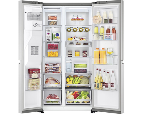 Geöffneter Side-by-Side Kühlschrank mit Lebensmitteln