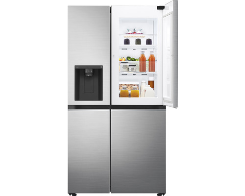 Mehrteiliger Kühlschrank mit Eisbereiter und geöffneter Tür, gefüllt mit Lebensmitteln.