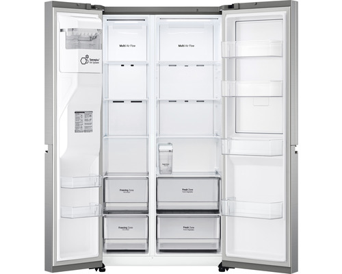Geöffneter Side-by-Side Kühlschrank mit Regalen und Schubladen
