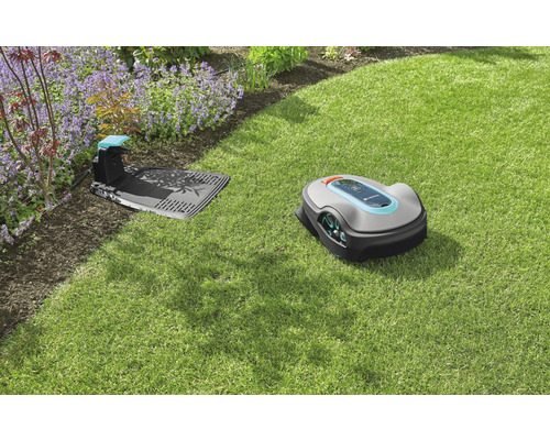 Gardena Mähroboter mit Ladestation auf Rasenfläche