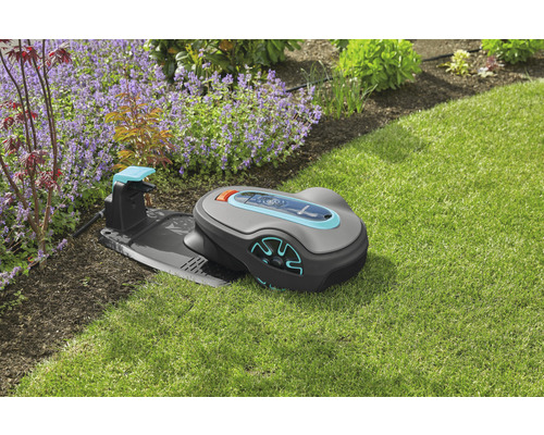 Gardena Mähroboter mit Ladestation auf Rasen