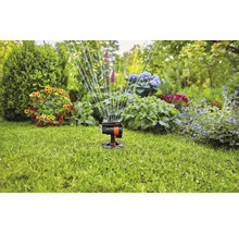 Rasensprenger im Garten bei der Bewässerung