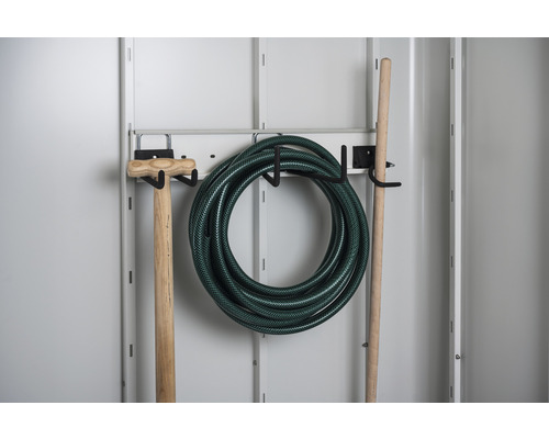 Gartenschlauch, Spaten und Stiel an einer Werkzeugaufhängung