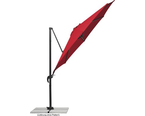 Roter Ampelschirm auf Steinplatten für den Garten.