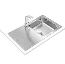 Spüle aus Edelstahl mit Abtropffläche und Wasserhahn