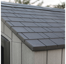 Detailaufnahme der Dachziegel und der Holzverkleidung eines Gartenhauses