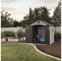 Gartenschuppen mit geöffneten Türen, Rasenmäher und Aufbewahrungsboxen im Inneren.