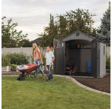 Gartenszene mit einem Geräteschuppen, einer Schubkarre und zwei Personen, die Gartenarbeiten verrichten