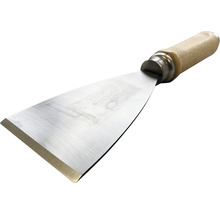 Spachtel mit Holzgriff und Stahlklinge