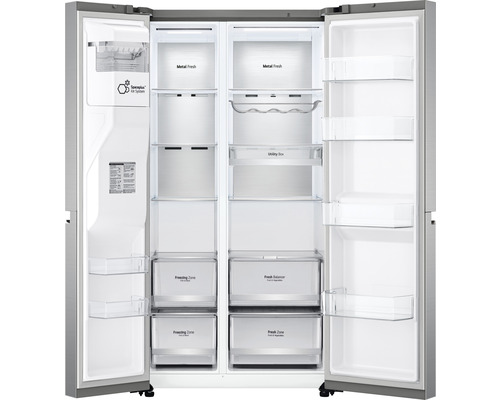 Geöffneter Side-by-Side Kühlschrank mit Fächern und Schubladen